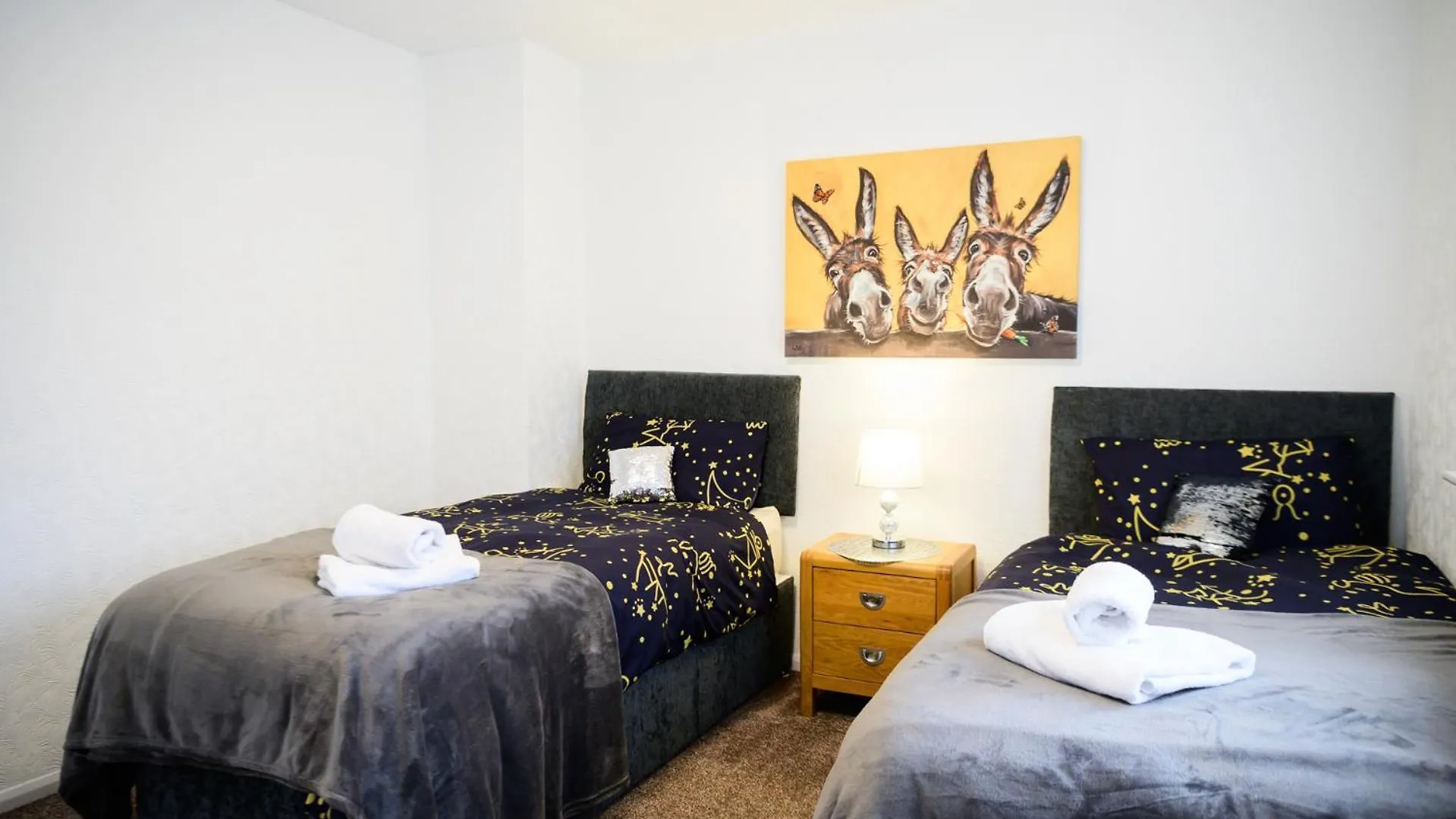Сasa de vacaciones 3Br,Free Off Street Parking,Cctv,Perfect For Business Trip & Families Holiday & Working Proffesional-Long Term,M1 J25-5Min Drive,Wi-Fi 500Mb,Netflix,Secure Huge Private Garden,Fully Equiped Kitchen,Asda Supermarket 5 Min Walk,Peaceful & Convenient, Nottingham