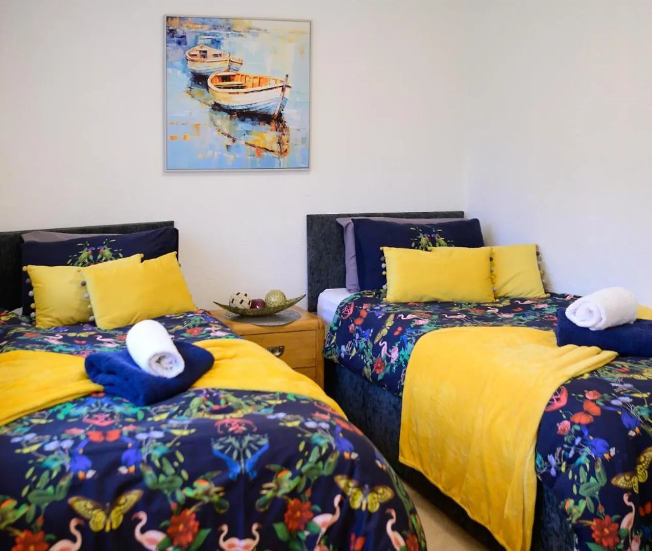 3Br,Free Off Street Parking,Cctv,Perfect For Business Trip & Families Holiday & Working Proffesional-Long Term,M1 J25-5Min Drive,Wi-Fi 500Mb,Netflix,Secure Huge Private Garden,Fully Equiped Kitchen,Asda Supermarket 5 Min Walk,Peaceful & Convenient, Nottingham Сasa de vacaciones