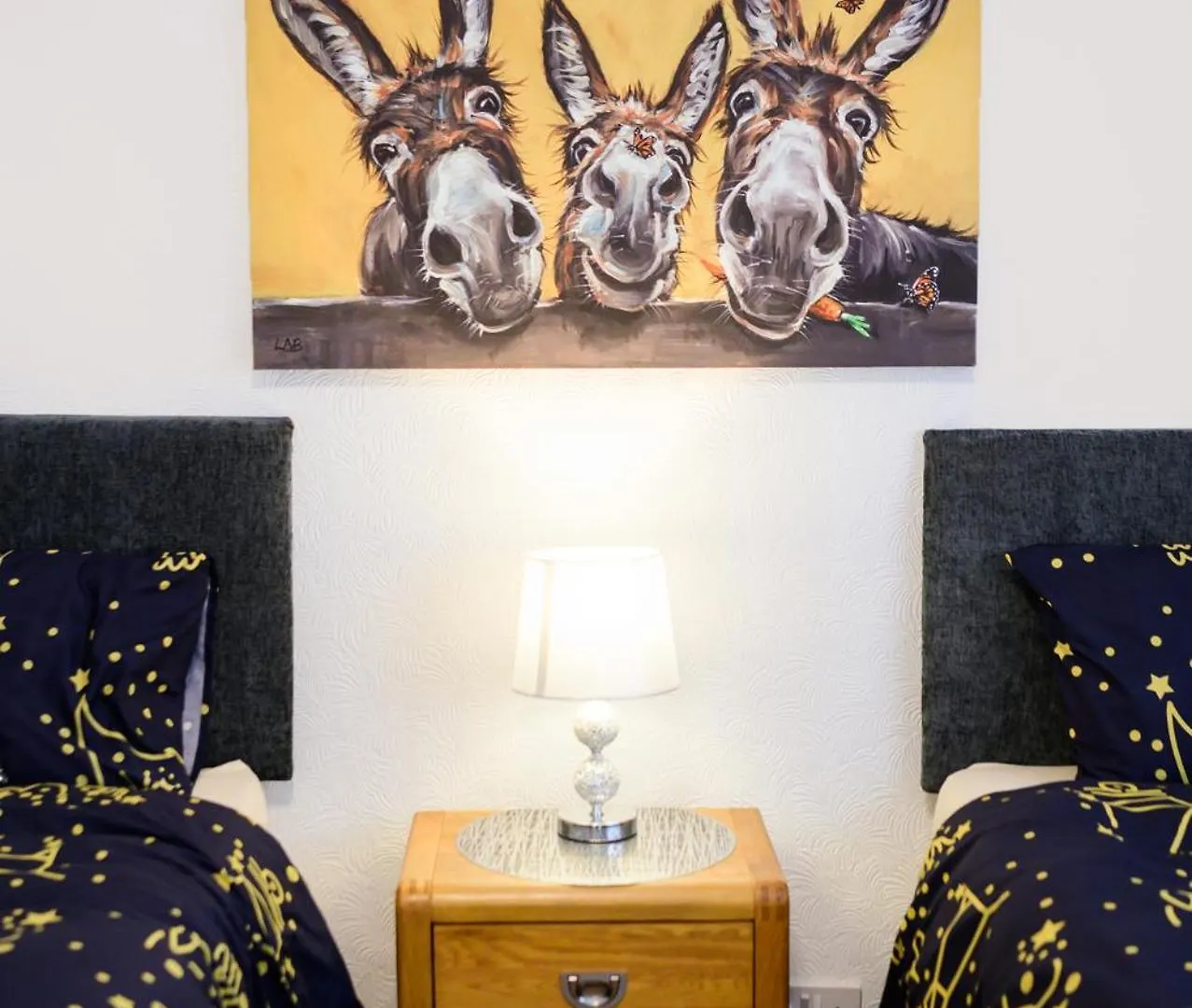 3Br,Free Off Street Parking,Cctv,Perfect For Business Trip & Families Holiday & Working Proffesional-Long Term,M1 J25-5Min Drive,Wi-Fi 500Mb,Netflix,Secure Huge Private Garden,Fully Equiped Kitchen,Asda Supermarket 5 Min Walk,Peaceful & Convenient, Nottingham