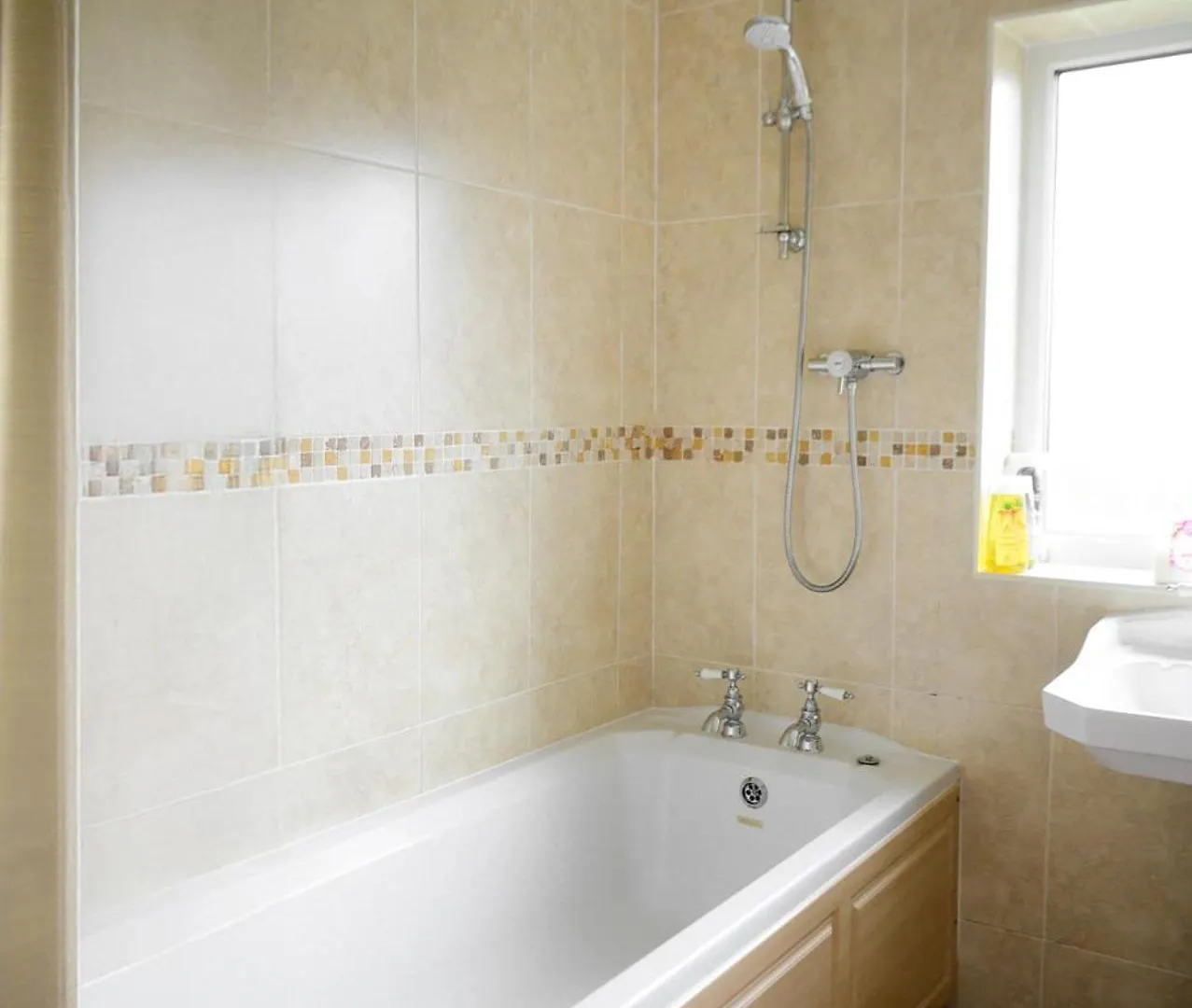 Сasa de vacaciones 3Br,Free Off Street Parking,Cctv,Perfect For Business Trip & Families Holiday & Working Proffesional-Long Term,M1 J25-5Min Drive,Wi-Fi 500Mb,Netflix,Secure Huge Private Garden,Fully Equiped Kitchen,Asda Supermarket 5 Min Walk,Peaceful & Convenient, Nottingham