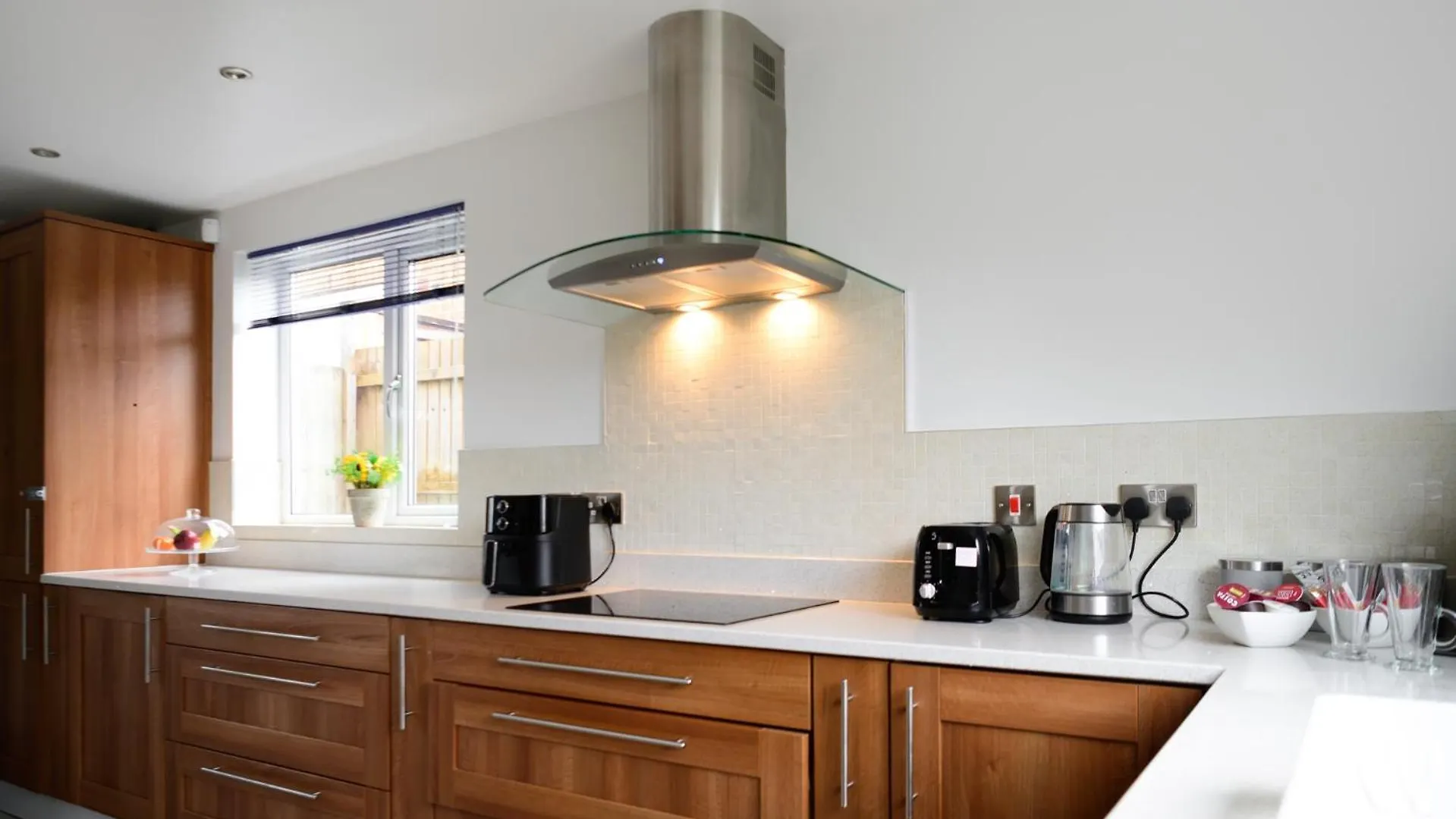 3Br,Free Off Street Parking,Cctv,Perfect For Business Trip & Families Holiday & Working Proffesional-Long Term,M1 J25-5Min Drive,Wi-Fi 500Mb,Netflix,Secure Huge Private Garden,Fully Equiped Kitchen,Asda Supermarket 5 Min Walk,Peaceful & Convenient, Nottingham 0*,  Reino Unido