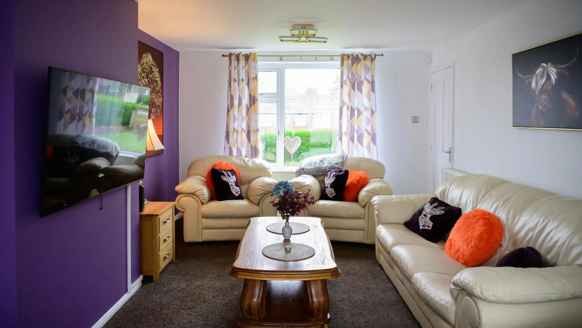 Сasa de vacaciones 3Br,Free Off Street Parking,Cctv,Perfect For Business Trip & Families Holiday & Working Proffesional-Long Term,M1 J25-5Min Drive,Wi-Fi 500Mb,Netflix,Secure Huge Private Garden,Fully Equiped Kitchen,Asda Supermarket 5 Min Walk,Peaceful & Convenient, Nottingham